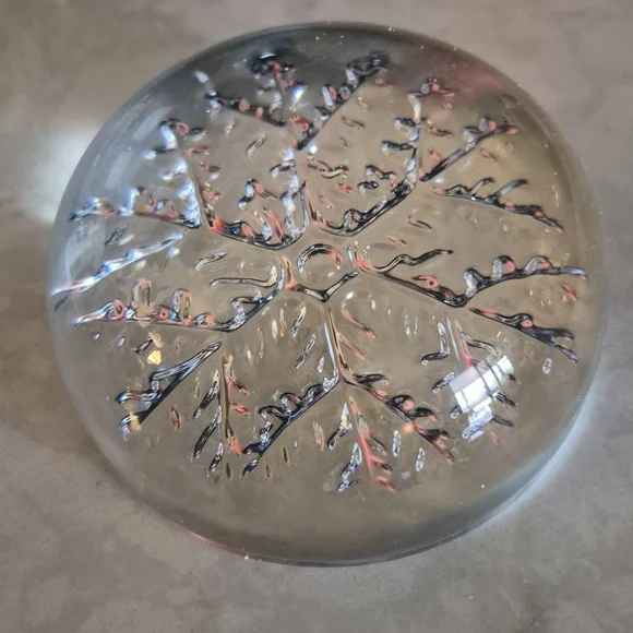 Vintage CLEAR ART GLASS PAPERWEIGHT SNOWFLAKE 3.5" DIAMETER - Picture 2 of 3